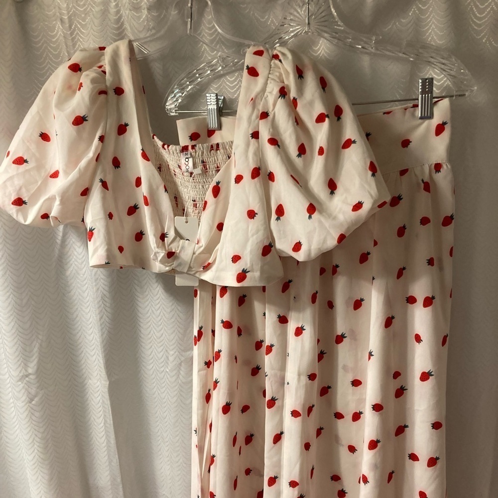 Chic White and Red Floral Skirt Set - Picture 9 of 10